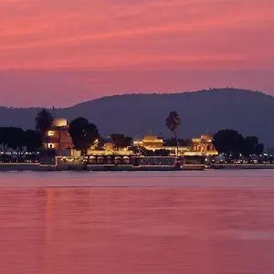 5* Hotel Jagmandir Island Palace - Grand Heritage
